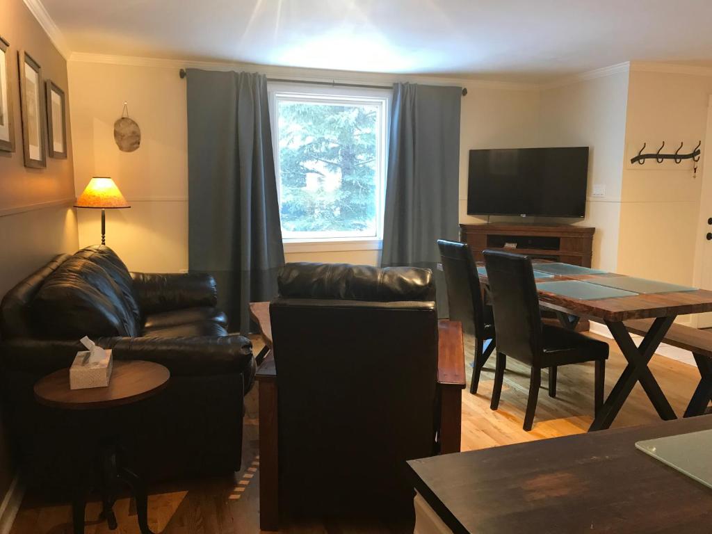 canadian rockies inn adults only hotel field british columbia canada living room
