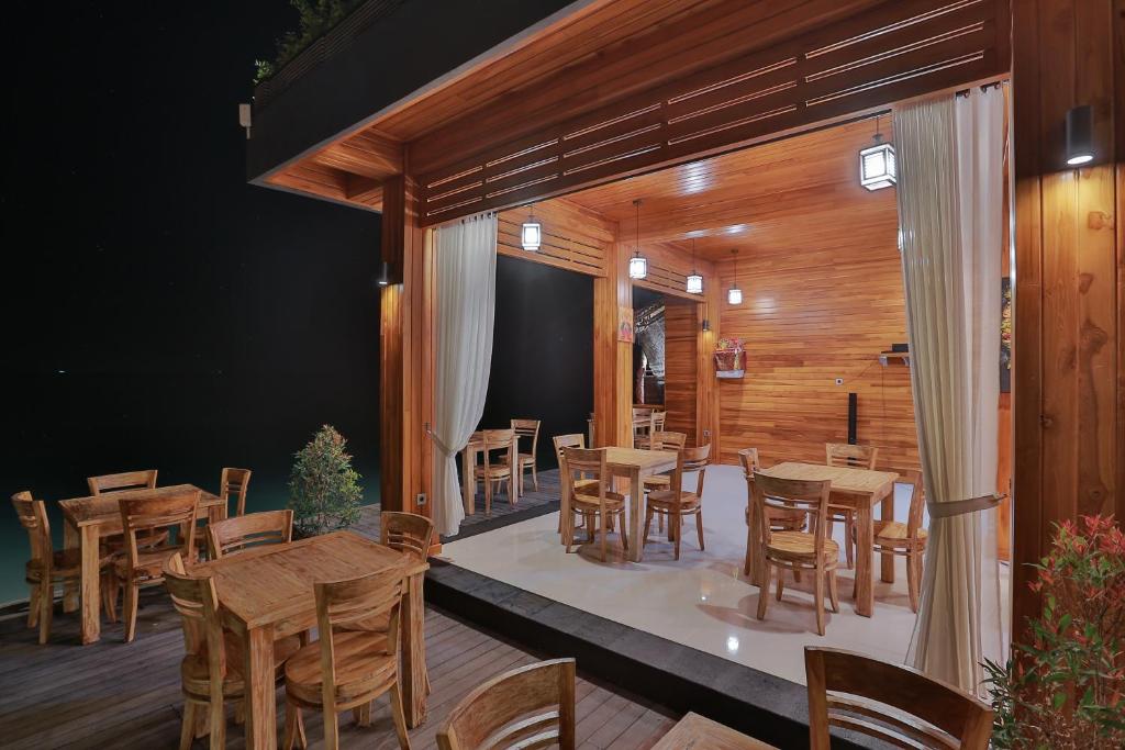 sunrise cottage adult only hotel indonesia nusa penida dining room