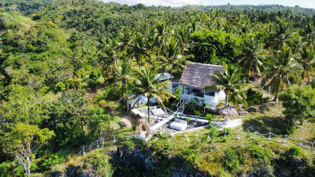 tropical glamping nusa penida private romantic seaside bungalow diamond beach adult only hotel indonesia nusa penida front