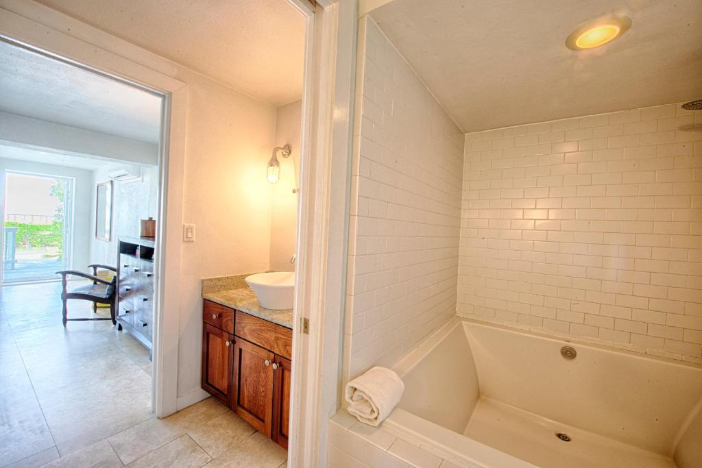 casa morada adults only hotel usa florida tub